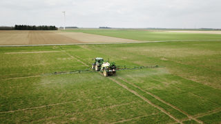 Les Vingt-Sept ont entériné le 19 décembre 2022 leur demande d'une nouvelle étude d'impact sur la réglementation visant à réduire l'usage des produits phytosanitaires dans l'UE, retardant les discussions sur ce texte. Les Vingt-Sept ont entériné le 19 décembre 2022 leur demande d'une nouvelle étude d'impact sur la réglementation visant à réduire l'usage des produits phytosanitaires dans l'UE, retardant les discussions sur ce texte.