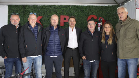 De gauche à droite : Jean-Luc Peron (secteur Nord-Ouest), Pierre Ferrandes (secteur Sud-Est), Nicolas Desquines (secteur Sud-Ouest), Philippe Obrecht (secteur Nord-Est), Antonio Moner (PDG), Merce Moner (direction) et Michel Renou (secteur DOM-TOM). De gauche à droite : Jean-Luc Peron (secteur Nord-Ouest), Pierre Ferrandes (secteur Sud-Est), Nicolas Desquines (secteur Sud-Ouest), Philippe Obrecht (secteur Nord-Est), Antonio Moner (PDG), Merce Moner (direction) et Michel Renou (secteur DOM-TOM).