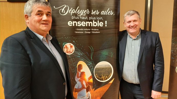 « Pour produire plus avec moins, il faudra continuer à avoir accès à l’innovation », appuie Marc Moser (à g.), président du groupe Comptoir agricole, en compagnie de Denis Fend, directeur général, lors de l'AG de la coopérative, le 16 décembre.