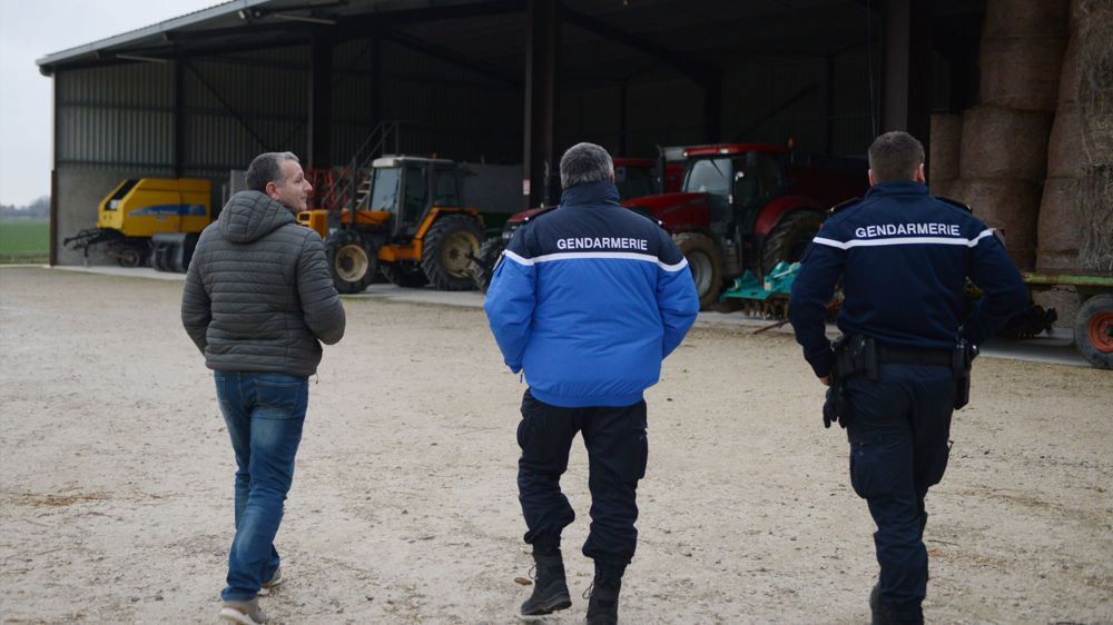 Alors que les peines « anti-intrusion » dans les fermes sont inchangées, le gouvernement veut les durcir dans les stades.