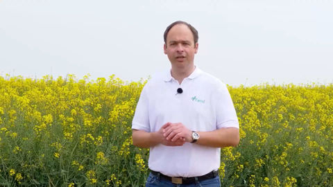 Loïc Champion, la voix de la plateforme e-commerce Farmi.com de Soufflet agriculture, anime la nouvelle web-série mettant en scène des agriculteurs clients.