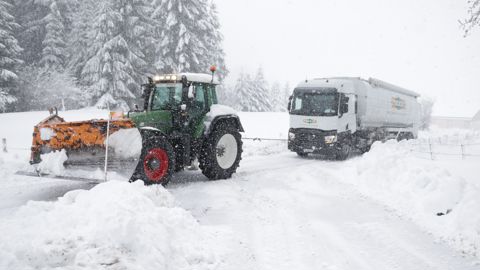 ETA Lonchampt T.P.A.F. : des tracteurs transformés en chasse-neige ETA Lonchampt T.P.A.F. : des tracteurs transformés en chasse-neige