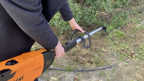 La bineuse-sarcleuse à batterie embarquée CULTIVION ALPHA