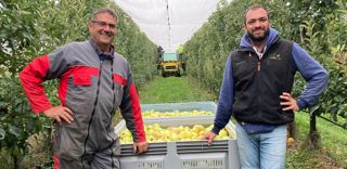 Régis Gorse (à gauche) et son fils Nicolas vouent une passion à la production de pommes AOP du Limousin. Régis Gorse (à gauche) et son fils Nicolas vouent une passion à la production de pommes AOP du Limousin.