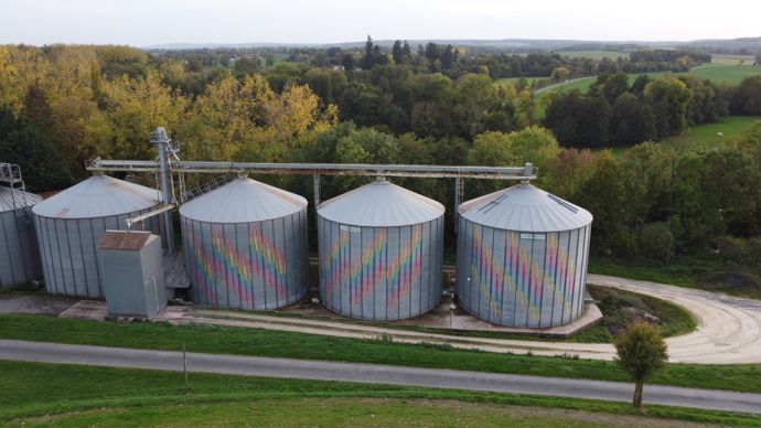 À l’image des silos colorés des Ets Martignon, l’année 2022 a été plutôt brillante, avec une bonne récolte et des prix élevés. Le mouvement de diversification et de structuration en filières s’amplifie. Mais les charges énergétiques pourraient bien peser sur la campagne 2023.