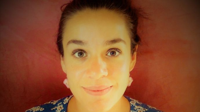 Mathilde Piffeteau, chanteuse lyrique et professeure de chant, accompagne les professionnels dans l'ajustement de leur voix pour avoir une portée percutante et vivante.