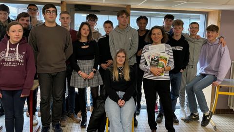 La classe de bac pro aménagements paysagers du LPA La Lande de la Rencontre, autour d'Emilie Canton, professeure documentaliste.