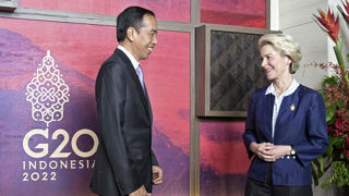 La présidente de la Commission européenne Ursula von der Leyen et le président indonésien Joko Widodo ont décidé à Bali, en marge du sommet du G20 en novembre 2022, de conclure les discussions sur l'accord de libre-échange d'ici à la fin de 2023. La présidente de la Commission européenne Ursula von der Leyen et le président indonésien Joko Widodo ont décidé à Bali, en marge du sommet du G20 en novembre 2022, de conclure les discussions sur l'accord de libre-échange d'ici à la fin de 2023.