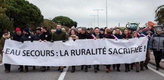 Plusieurs centaines de personnes, dont une majorité d'agriculteurs, ont manifesté à Perpignan contre de potentielles restrictions de leur accès à l'eau. Plusieurs centaines de personnes, dont une majorité d'agriculteurs, ont manifesté à Perpignan contre de potentielles restrictions de leur accès à l'eau.