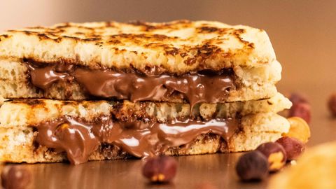 On craque pour ces deux crêpes alvéolée, légères et ultra gourmandes garnies de pâte à tartiner au praliné et des noisettes concassées du Piémont.