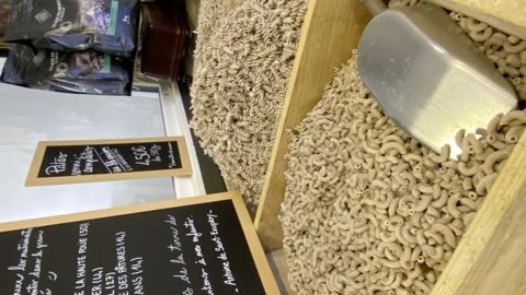 En vrac ou en sachets, les pâtes artisanales peuvent alimenter les rayons épicerie des boulangeries. En vrac ou en sachets, les pâtes artisanales peuvent alimenter les rayons épicerie des boulangeries.