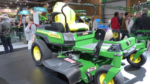 Première présentation au Sima 2022 d’une autoportée à batteries John Deere. Première présentation au Sima 2022 d’une autoportée à batteries John Deere.
