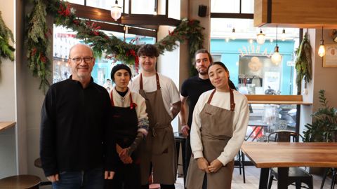 Karim, partagé entre la fabrication et la gérance, est épaulé par quatre boulangers-pâtissiers et par trois apprentis.