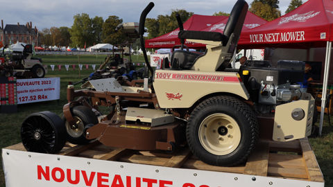 Autoportée Grasshopper 127V.52 dotée d'un plateau mulching. Autoportée Grasshopper 127V.52 dotée d'un plateau mulching.