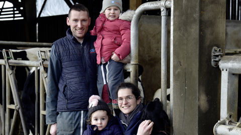 Irène et François Lecossais, en Gaec à Ronchois (Seine-Maritime) ne ménagent leurs efforts pour mettre en place un élevage performant et concilier leur activité avec leur vie familiale et leurs deux filles de 2 et 4 ans, Nina et Lorine.