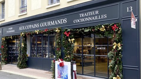 Dans les boutiques Aux Co’pains gourmands, charcuteries (en libre-service), pâtisseries, pains et viennoiseries cohabitent dans le même espace, comme à Cloyes-les-Trois-Rivières.