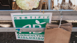 La Confédération paysanne demande au ministre de l’Agriculture une aide d’urgence de 15 000 € pour tous les agriculteurs bio. La Confédération paysanne demande au ministre de l’Agriculture une aide d’urgence de 15 000 € pour tous les agriculteurs bio.