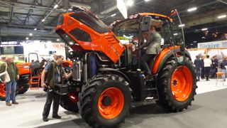 Le plus puissant de la gamme HX, le modèle 1201, sur le dernier Sima. Il affiche une puissance de 115 ch avec une motorisation maison de 3833 cm3.