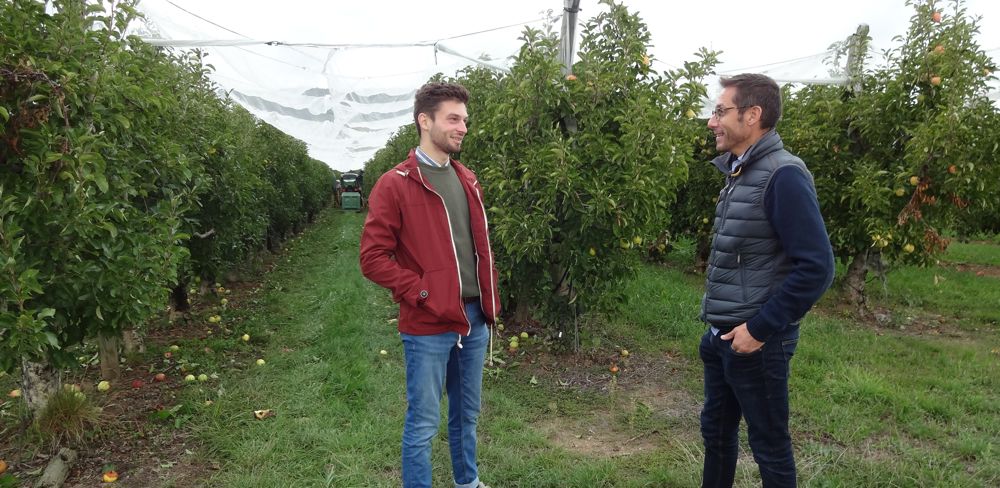 Thibault Kibler (à gauche) de la start up Atypique valorise les pommes hors calibre d'Olivier Lecoq, directeur de la coopérative Les Balcons du Pilat dans la Loire (à droite).