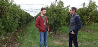 Thibault Kibler (à gauche) de la start up Atypique valorise les pommes hors calibre d'Olivier Lecoq, directeur de la coopérative Les Balcons du Pilat dans la Loire (à droite). Thibault Kibler (à gauche) de la start up Atypique valorise les pommes hors calibre d'Olivier Lecoq, directeur de la coopérative Les Balcons du Pilat dans la Loire (à droite).