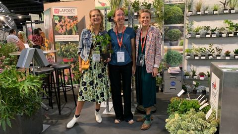 Au dernier Salon du végétal, la pépinière La Forêt était présente, l’occasion de parler gammes et évolutions. De gauche à droite : Marine Browaeys, chargée de commercialisation, Emilie Carré, nouvelle gérante depuis mars 2022, et Louise Browaeys, experte RSE et écrivaine.