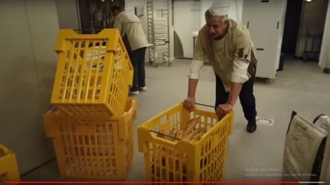 Jean Lassalle a mis la main à la pâte pendant environ quatre heures.