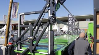 Ponge a opté pour une sécurité à sangles qui permet de charger des produits sensibles comme l'enrubanné.