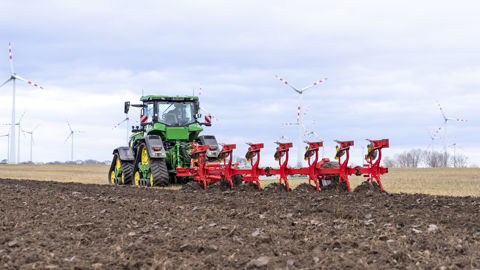 Pöttinger : la charrue monoroue Servo T 6000 On-Land laboure en hors-raie Pöttinger : la charrue monoroue Servo T 6000 On-Land laboure en hors-raie