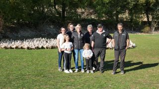 Partick Coldefy (deuxième à droite), ici avec une partie de son équipe, espère retour des mâles dès que possible (NDLR : photo prise avant l'obligation de mise à l'abri des animaux).