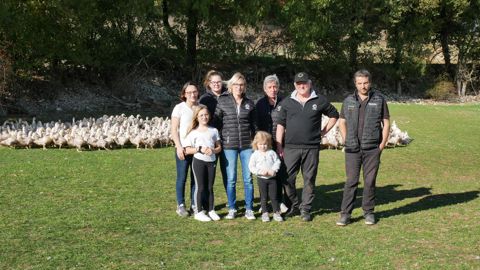 Partick Coldefy (deuxième à droite), ici avec une partie de son équipe, espère retour des mâles dès que possible (NDLR : photo prise avant l'obligation de mise à l'abri des animaux).