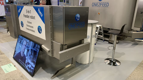 Le robot d’alimentation One2Feed peut aussi pailler Le robot d’alimentation One2Feed peut aussi pailler