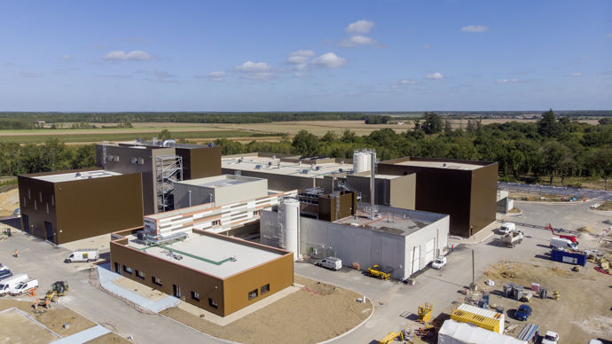 La capacité de production de l'atelier Inové, construit à côté de la Laiterie de Saint-Denis-de-l’Hôtel (Loiret), est de 100 000 t de jus végétaux par an, ce qui en fait le plus gros outil d’extraction de jus en France.