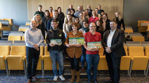 Lors de la cérémonie de remise des trophées, de gauche à droite : Christian Sondag, président du groupe Lorca, Christophe Pidolle (3e place), Marie Wolodkiewicz, (1e place), François Schuster (2e place) et Philippe Dessertenne, DG du groupe. Et au deuxième rang à gauche, Virginie Pariset, DRH.