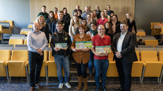 Lors de la cérémonie de remise des trophées, de gauche à droite : Christian Sondag, président du groupe Lorca, Christophe Pidolle (3e place), Marie Wolodkiewicz, (1e place), François Schuster (2e place) et Philippe Dessertenne, DG du groupe. Et au deuxième rang à gauche, Virginie Pariset, DRH.