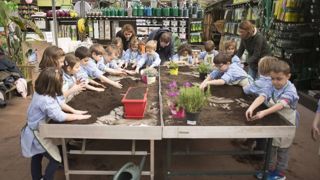 En 2023, pas moins de 60 000 jeunes en maternelle et classe élémentaire découvriront les plantes et le jardinage durant la Semaine du jardinage pour les écoles. En 2023, pas moins de 60 000 jeunes en maternelle et classe élémentaire découvriront les plantes et le jardinage durant la Semaine du jardinage pour les écoles.