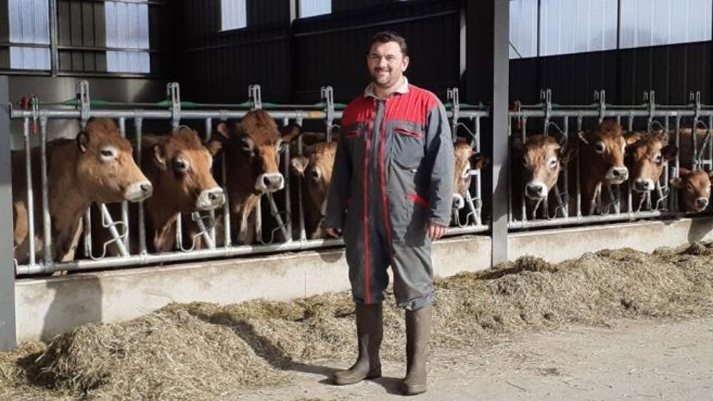 Cédric Viallemonteil lance un SOS au ministre de l’Agriculture au sujet des invasions de rats taupiers détruisant massivement les prairies.