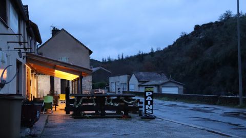 Une boulangerie de campagne, telle un phare dans la nuit.