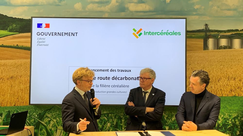 De gauche à droite : Marc Fesneau, ministre de l'Agriculture, Jean-François Loiseau, président d'Intercéréales, Christophe Béchu, ministre de la Transition écologique, lors de la signature du lancement des travaux des feuilles de route de décarbonation.