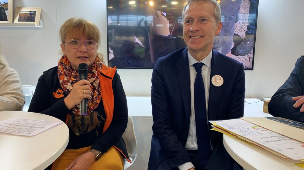 En 2023, Angélique Delahaye, présidente de Solaal, et Guillaume Garot, parrain de l'association, mettent en avant le glanage solidaire pendant le Salon de l'agriculture. En 2023, Angélique Delahaye, présidente de Solaal, et Guillaume Garot, parrain de l'association, mettent en avant le glanage solidaire pendant le Salon de l'agriculture.
