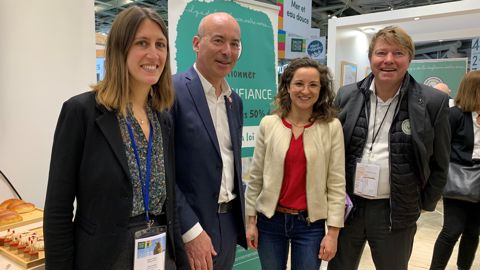 L'équipe Agri Confiance au SIA 2023 avec, de g. à d. : Marion Guépin, responsable développement et animation, Christophe Grison, président, Marion Danès, responsable qualité, et Philippe Sommer, directeur.