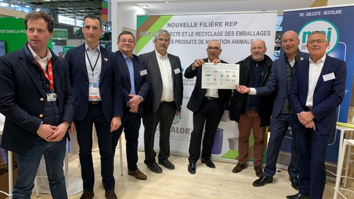 Lors de la signature pour Valoralim au SIA 2023, avec, à droite, Christophe Grison, président d'Adivalor, et Pascal Pringault, président de Valoralim.