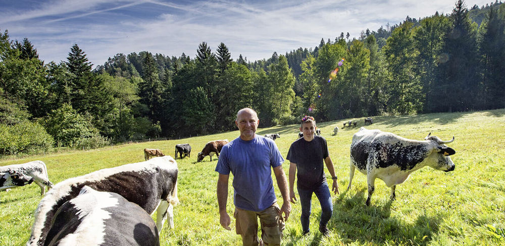 Bruno Barbe (à gauche) et Fanny Barbe (à droite) mettent à bon escient leur expérience commune dans l'armée au profit de leur métier d'agriculteur.