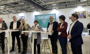 Les représentants de la chaîne d'approvisionnement en restauration collective ont partagé leur bilan et leurs craintes au stand de la FNSEA, au Salon international de l'agriculture le 1er mars 2023. Les représentants de la chaîne d'approvisionnement en restauration collective ont partagé leur bilan et leurs craintes au stand de la FNSEA, au Salon international de l'agriculture le 1er mars 2023.