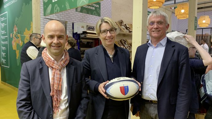 Axéréal a annoncé, au Sia, son partenariat autour du premier tournoi international de rugby scolaire, avec (de g. à d.) Hubert Dunant, directeur transition et innovation, Sophie Tuja, directrice RH et communication du groupe et François Roche-Bayard, coorganisateur de l'évènement.