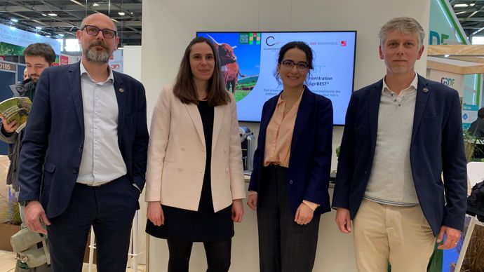 Présentation de l'outil de biodiversité AgriBest au Sia 2023 avec, de g. à d., Yoann Méry, directeur LCA Ouest, Clémence Bourcet et Valentine Norève de  CDC Biodiversité, Thomas Jullien (responsable biodiversité LCA Ouest).