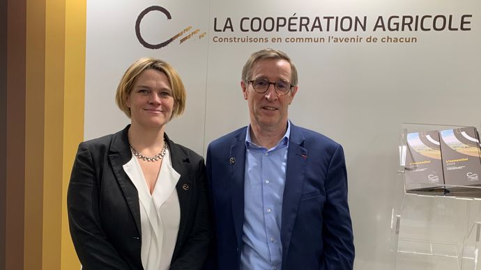 Sur le stand de La Coopération agricole au Sia, Mélodie Deneuve, sa directrice de la communication et des affaires publiques, et Dominique Chargé, son président.