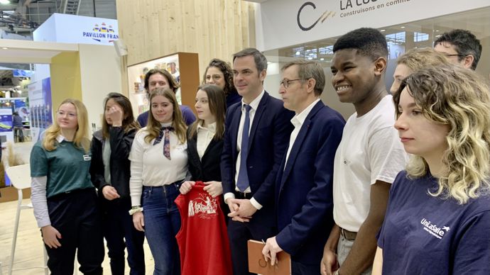 Olivier Véran, ministre délégué auprès de la Première ministre,  le 2 mars, sur le stand de LCA, à l'occasion du Sia, pour discuter avec les jeunes de leurs attentes du monde de l'agriculture.