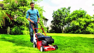 L'offre de Sabo comprend différentes lignes de produits, les plus connus sont les tondeuses à conducteur marchant et les scarificateurs.