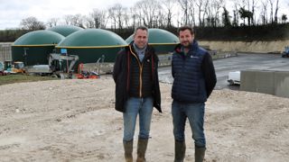 Rémi Chombart (à gauche) et Aurélien Desrousseaux, deux des associés de Sanamethan, devant leur unité de production de biométhane, de gaz carbonique et peut-être bientôt d’hydrogène. Rémi Chombart (à gauche) et Aurélien Desrousseaux, deux des associés de Sanamethan, devant leur unité de production de biométhane, de gaz carbonique et peut-être bientôt d’hydrogène.