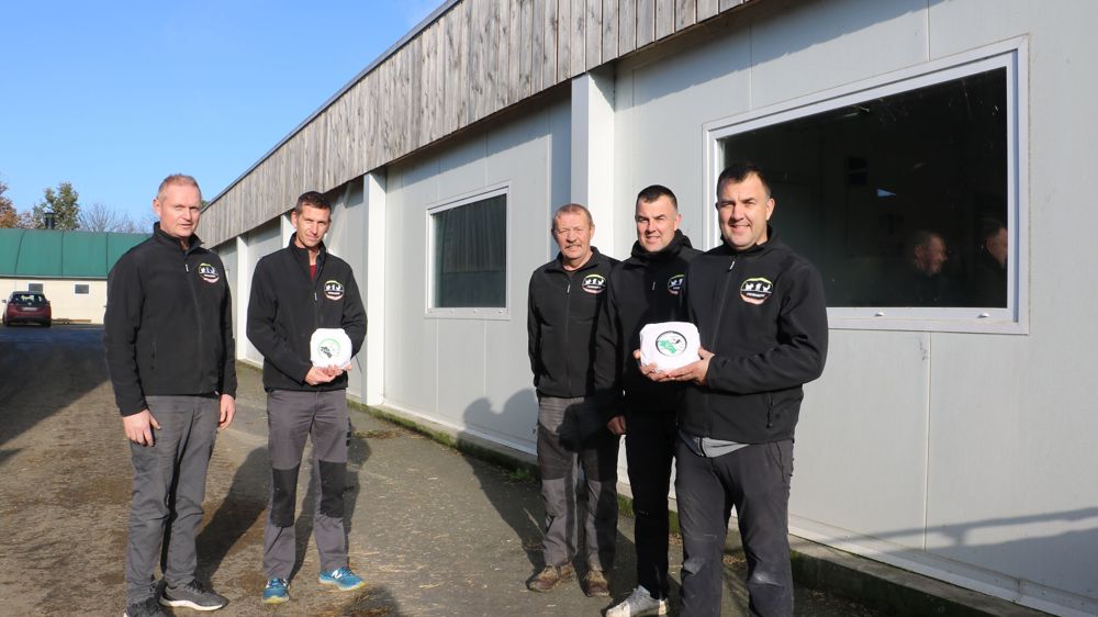 « La décision d’arrêter l’une des références laitières en vaches a été plus facile à prendre car nous avions déjà la fromagerie »,  reconnaissent les éleveurs. De gauche à droite : Franck Mérel, Antoine Chopin, Daniel Mérel, Benoit Crocq et Vincent Crocq.
